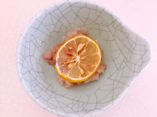 5、胡萝卜鱼豆腐,鱼肉用刀刮鱼泥，再仔细检查去除鱼刺，盖上柠檬片10分钟左右去腥。