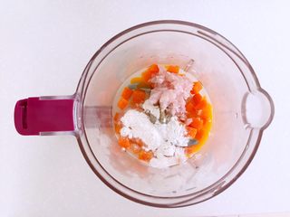 6、胡萝卜鱼豆腐,将鸡蛋打入辅食机，依次放入胡萝卜、鱼泥、面粉，快速搅拌成糊状。