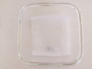 7、胡萝卜鱼豆腐,取干净的耐高温玻璃容器，铺一张硅油纸（或者刷一层油）。