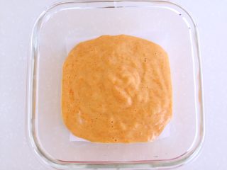 8、胡萝卜鱼豆腐,将鸡蛋鱼泥糊倒入玻璃容器，上面盖上盖子或者扣个盘子，防止蒸汽回流影响成型。上锅，开大火蒸20分钟左右。