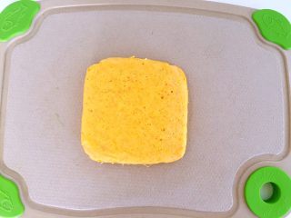 9、胡萝卜鱼豆腐,蒸好，焖3分钟取出来，倒扣容器脱模。撕去硅油纸，切成小块，适合宝宝抓握。