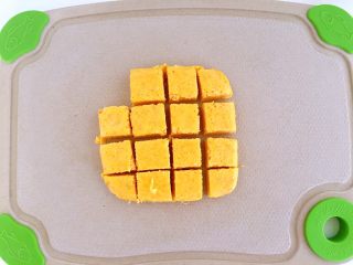 10、胡萝卜鱼豆腐,用刀切的时候，稍微小心点，因为很松软容易碎。（我家宝等不急了，先吃一块。）