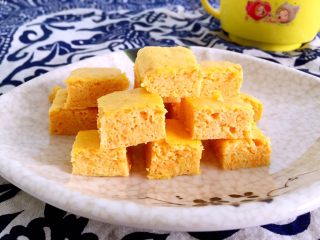 11、胡萝卜鱼豆腐,放在盘子里，就可以吃了！建议搭配浓汤或者蔬菜汤。