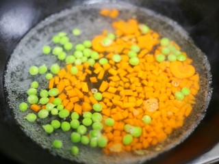 3、色彩缤纷的菠萝炒饭,豌豆、胡萝卜焯水1分钟。