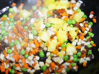 9、色彩缤纷的菠萝炒饭,翻炒均匀。