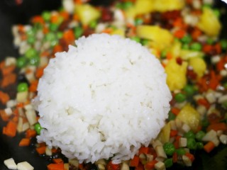 10、色彩缤纷的菠萝炒饭,转最小火加入米饭翻炒均匀。