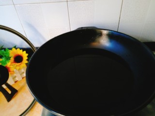 4、辅食计划+乳鸽红菇汤,锅里放水煮开