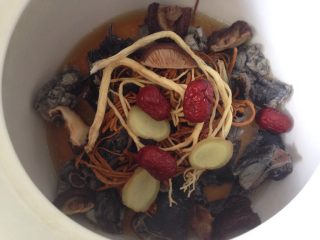 11、党参虫草乌鸡汤,鸡块儿放进砂锅，加入泡好的虫草花，党参，香菇，红枣，姜片，少量的盐