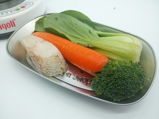 1、【宝宝辅食】鳕鱼什锦糊,先来准备一下食材，鳕鱼，西兰花，胡萝卜，青菜，