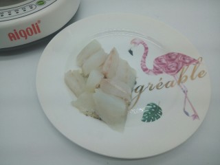 2、【宝宝辅食】鳕鱼什锦糊,鳕鱼去刺，切小块