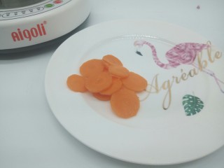 3、【宝宝辅食】鳕鱼什锦糊,胡萝卜取20克，切片