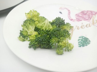 4、【宝宝辅食】鳕鱼什锦糊,西兰花取20克，切小块