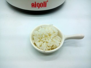 5、【宝宝辅食】鳕鱼什锦糊,米饭准备25克，想要稠一点，可以加10克