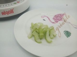 6、【宝宝辅食】鳕鱼什锦糊,青菜取菜梗就可以，