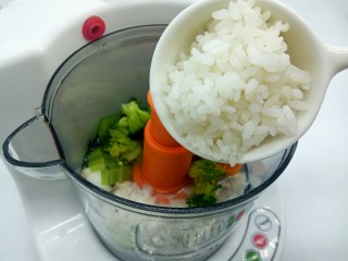 11、【宝宝辅食】鳕鱼什锦糊,加入刚出锅的米饭(蒸煮好搅拌器里面有水分，所以不用特地再加)