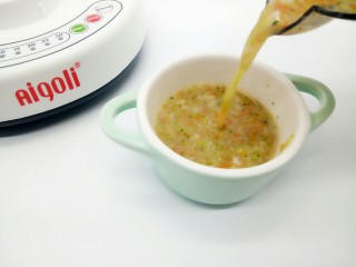 12、【宝宝辅食】鳕鱼什锦糊,按搅拌机大约10秒就可以了，看看，是不是很方便呀，宝宝吃的可香了！