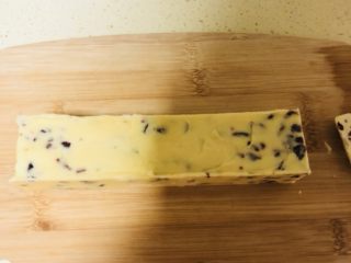9、蔓越莓饼干,冻硬后取出，切成厚度约为0.7厘米的片状。