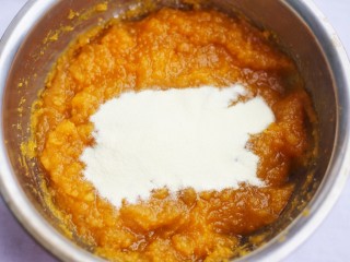 4、口感超赞的黄金红薯球,加入澳优能立多G4奶粉。