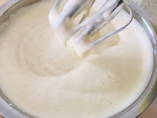 7、枸杞蛋糕,打发成糊状。