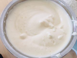 8、枸杞蛋糕,蛋糊往下滴不会马上消失的状态。