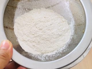 9、枸杞蛋糕,过筛低粉。