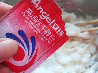2、糖火烧,山药蒸熟倒碎，加入酵母。