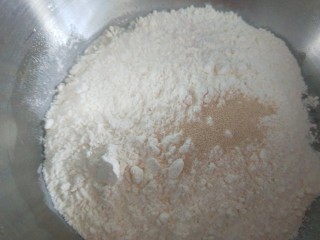 3、糖火烧,加入白糖，