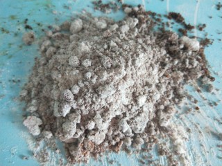 7、糖火烧,加入玉米淀粉抓均匀。