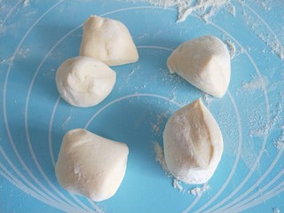 8、糖火烧,面团揉搓均匀做剂子。