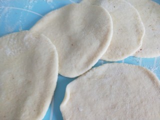 9、糖火烧,擀成面皮。