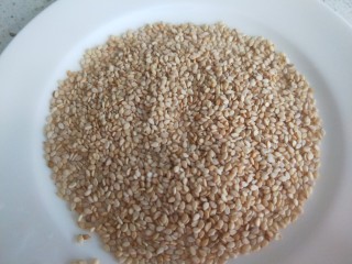 11、糖火烧,熟芝麻准备好。