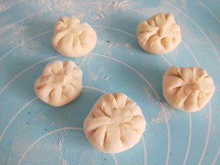 10、糖火烧,包上红糖捏成小包子压扁。