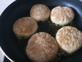 13、糖火烧,倒入适量油二次发酵15分钟打开火。