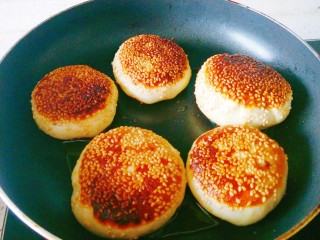 14、糖火烧,小火煎制金黄即可。