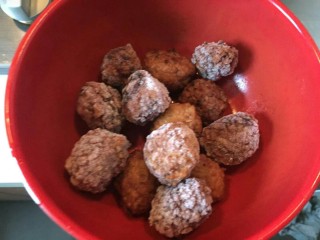 2、生菜肉丸粥,准备肉丸。