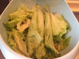 5、生菜肉丸粥,一颗生菜洗净。掰成叶子。