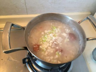 8、生菜肉丸粥,继续吧，京葱也倒入锅中