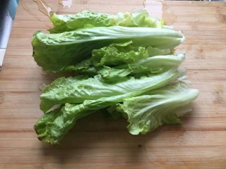 9、生菜肉丸粥,生菜叶子洗净。