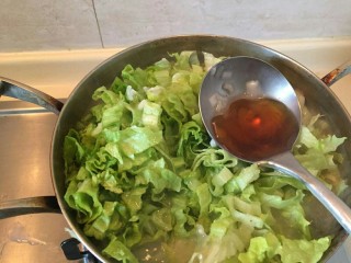 12、生菜肉丸粥,倒入一勺。香油提味，提香