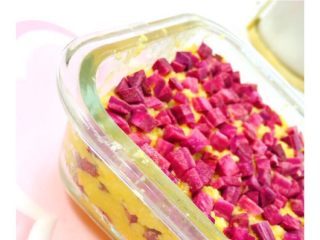 7、10+米粉紫薯蒸糕,重复操作，把米粉跟紫薯????铺好上锅蒸20分钟