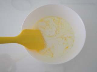 2、香蕉班戟卷,加入牛奶，搅拌均匀。