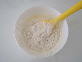 3、香蕉班戟卷,筛入低筋面粉，搅拌均匀。