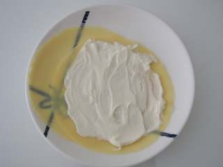 8、香蕉班戟卷,将淡奶油加糖打发，抹在面皮上挨着锅底的一面。