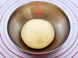 4、蜜豆酸奶华夫饼,把面团和成光滑具有扩展性的面团即可，无需揉出手套膜，盖上保鲜膜进行醒发。