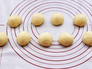 7、蜜豆酸奶华夫饼,用手滚圆后，盖上保鲜膜松弛15分钟。