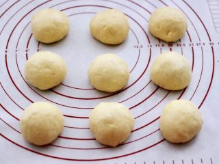 11、蜜豆酸奶华夫饼,依次包好所有的面团，室温醒发20分钟后。