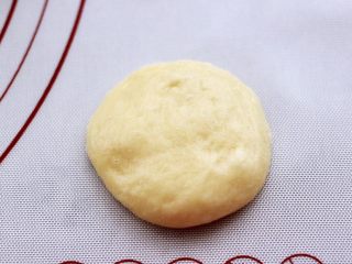 8、蜜豆酸奶华夫饼,把松弛好的面团，用手摁扁。