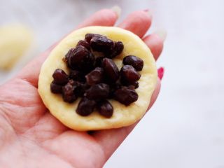 9、蜜豆酸奶华夫饼,摁扁的面团，放入适量的蜜豆。