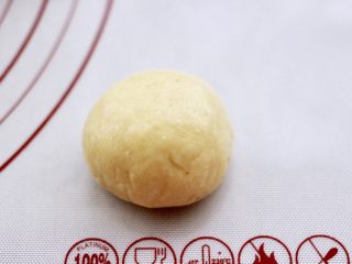 10、蜜豆酸奶华夫饼,包起来捏紧收口。