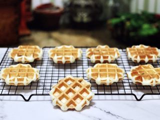 14、蜜豆酸奶华夫饼,依次烙完所有的华夫饼，取出放入架子上放凉，密封保存即可。